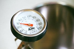 Water temperature gauge on the rim of a pot