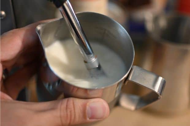 Espresso machine frothing milk