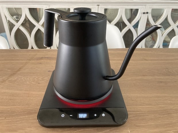 SAKI Baristan electric gooseneck kettle in operation