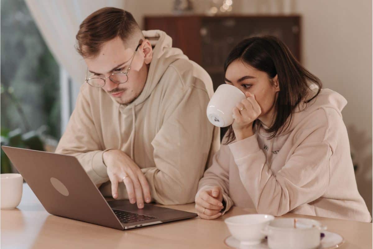 Couple buying coffee with a laptop